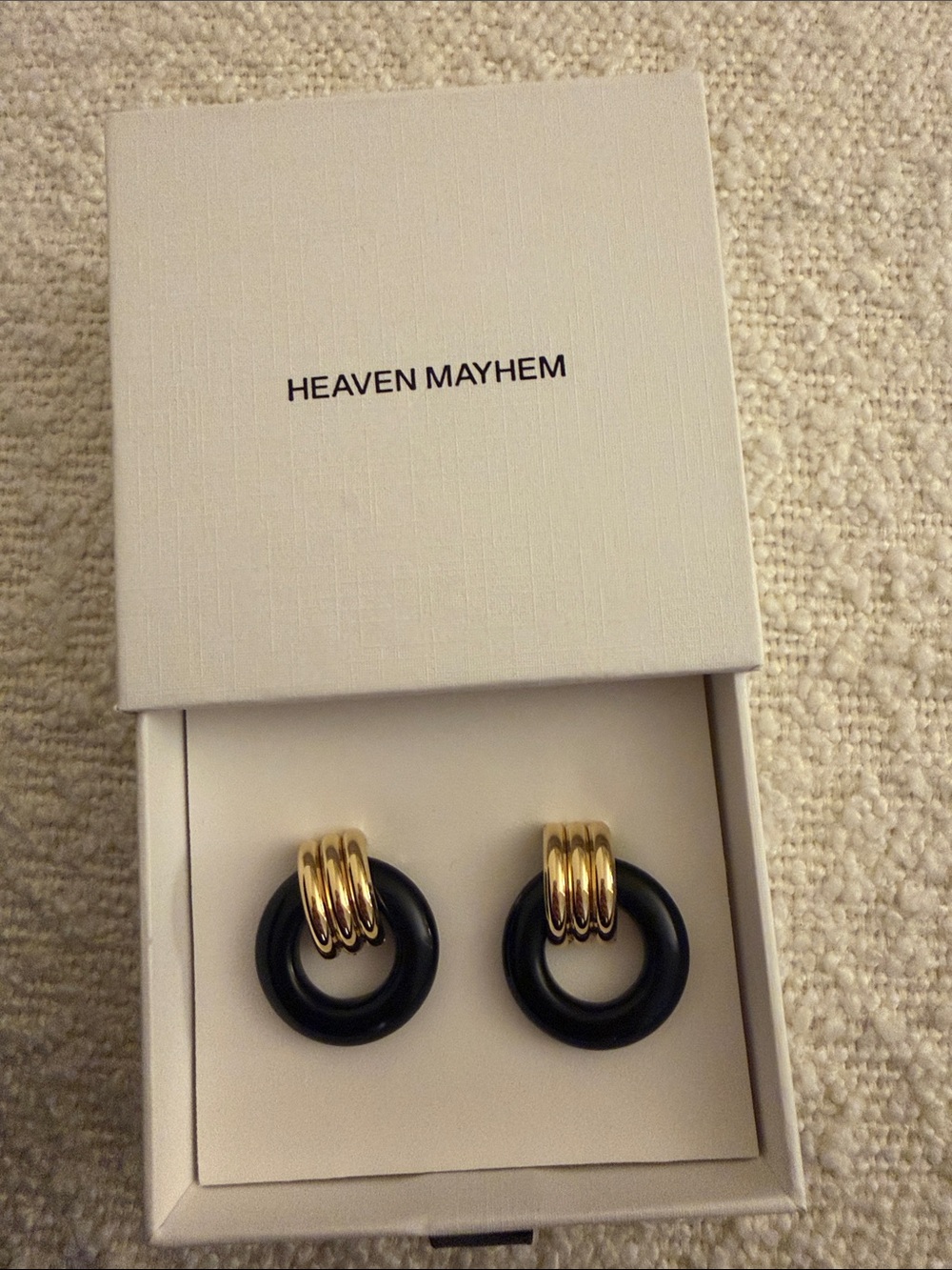 NEVER WORN HEAVEN MAYHEM BLACK & GOLD KNOT EARRING
